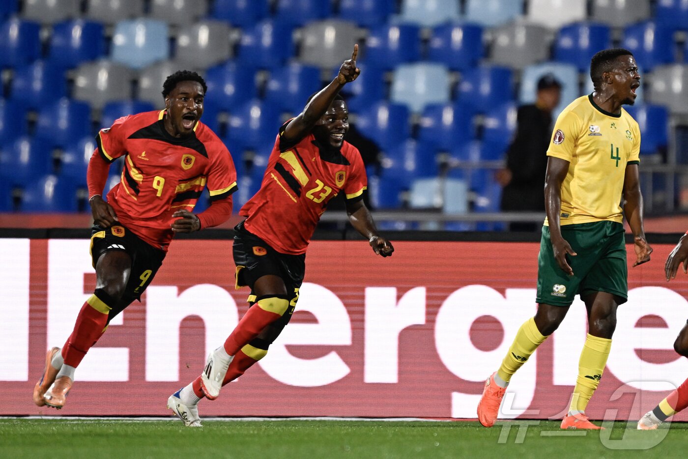 본문 이미지 - 앙골라를 상대로 실점하는 남아공ⓒ AFP=뉴스1