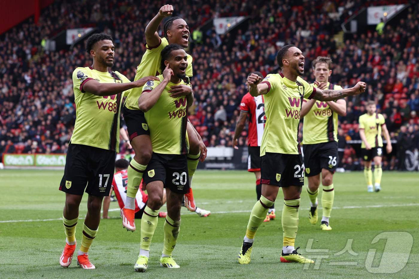본문 이미지 - EPL에서 활약하는 포스터(가운데) ⓒ AFP=뉴스1