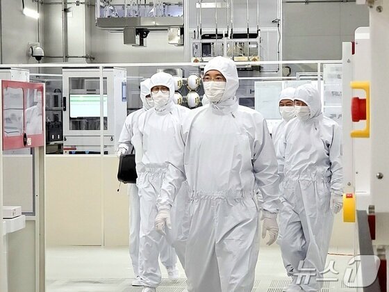 본문 이미지 - 이재용 삼성전자 회장이 지난달 22일 경기 용인 반도체 캠퍼스 (DS부문) 차세대 연구개발(R&D) 단지인 'NRD-K'를 방문해 차세대 제품 및 기술 경쟁력을 점검하고 있다.(삼성전자 제공, 재판매 및 DB금지).2025.12.22/뉴스1