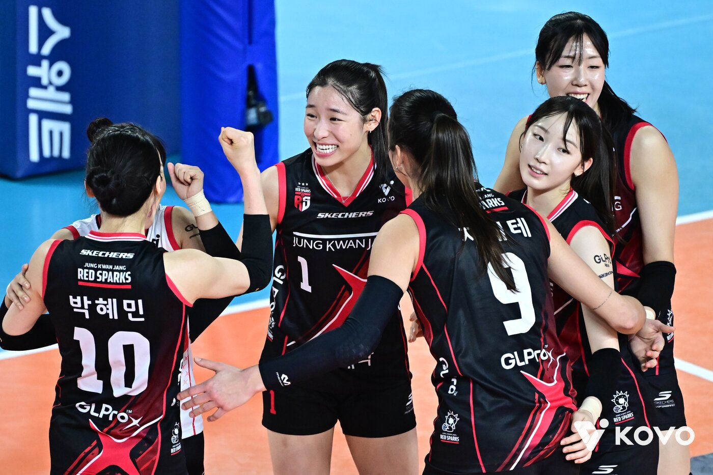 본문 이미지 -  여자부 정관장도 새해 첫날부터 선두 한국도로공사를 잡았다.(KOVO제공)