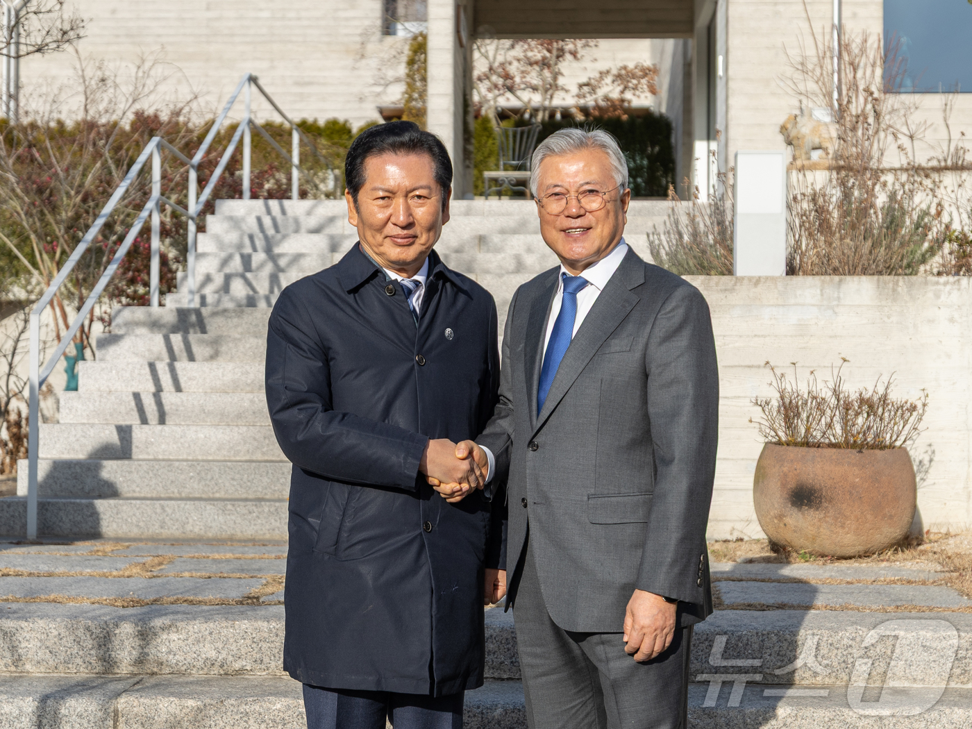 (서울=뉴스1) = 정청래 더불어민주당 대표가 1일 오후 경남 양산 하북면 평산마을 문재인 전 대통령 사저를 방문해 문 전 대통령을 예방, 기념 촬영을 하고 있다. (더불어민주당 …