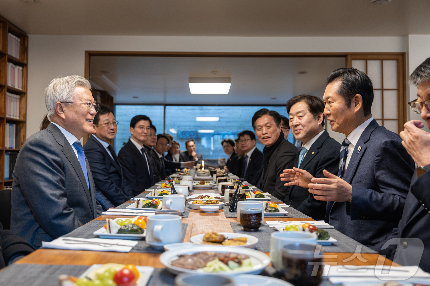 (서울=뉴스1) = 정청래 더불어민주당 대표가 1일 오후 경남 양산 하북면 평산마을 문재인 전 대통령 사저를 방문해 문 전 대통령을 예방하고 있다. (더불어민주당 제공. 재판매 및 …