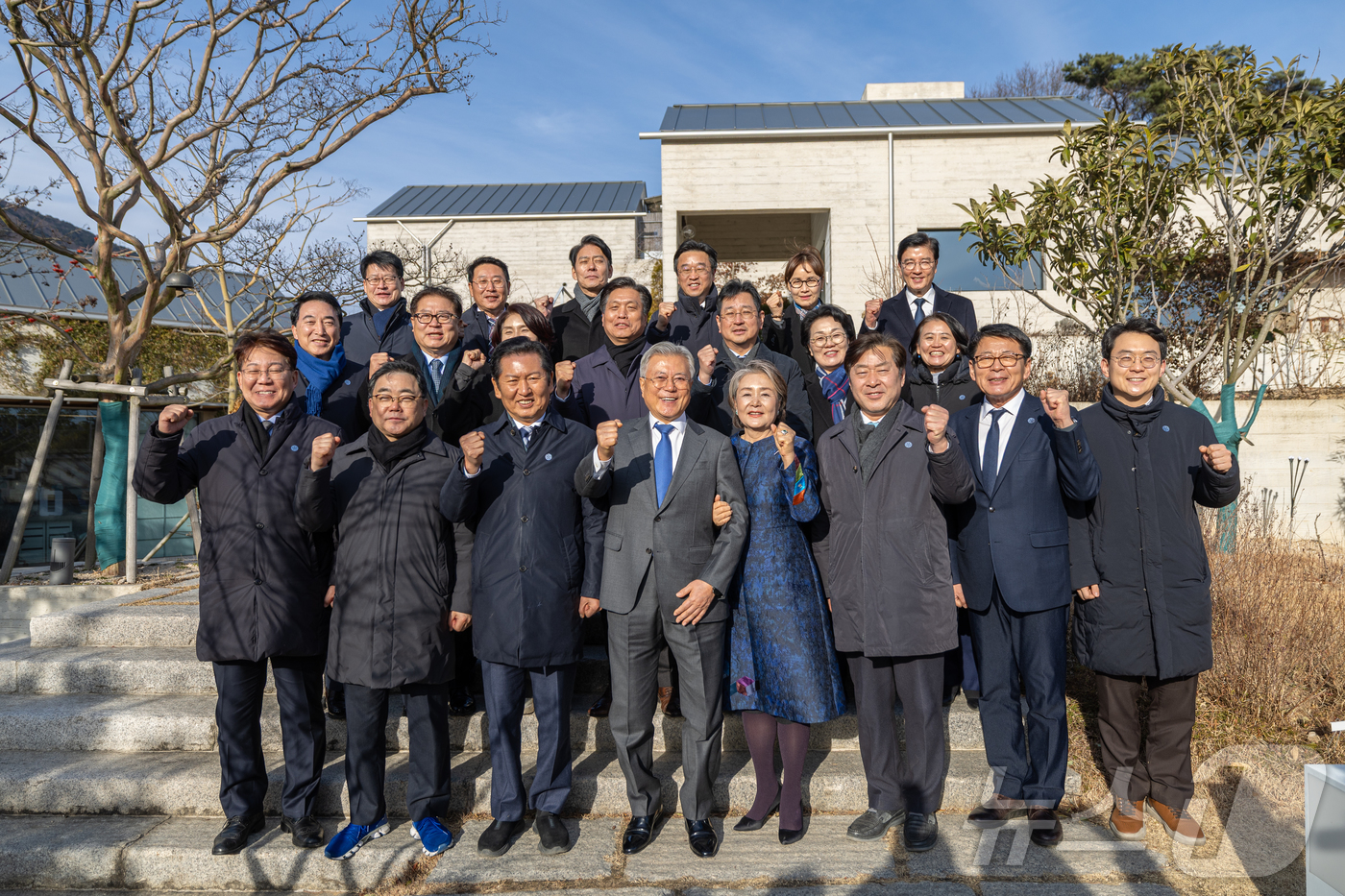 (서울=뉴스1) = 정청래 더불어민주당 대표와 당 지도부가 1일 오후 경남 양산 하북면 평산마을 문재인 전 대통령 사저를 방문해 문 전 대통령을 예방, 기념 촬영을 하고 있다. ( …