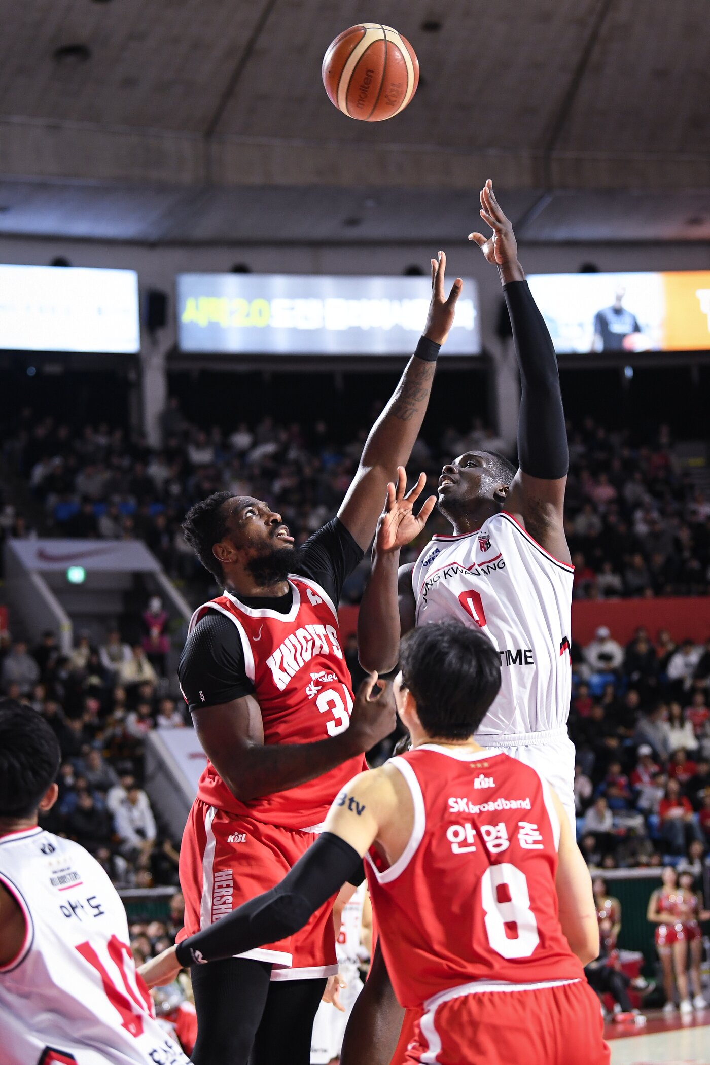 본문 이미지 - 슛 시도하는 안양 정관장 외국인 선수 조니 오브라이언트(오른쪽). (KBL 제공)