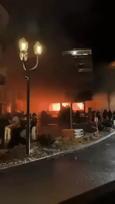 본문 이미지 - 소셜미디어에 올라온 영상에는 술집 밖 도로에서 촬영된 것으로 보이는 건물 내부 화재 장면이 담겨 있었다. (출처=소셜미디어 엑스(X))