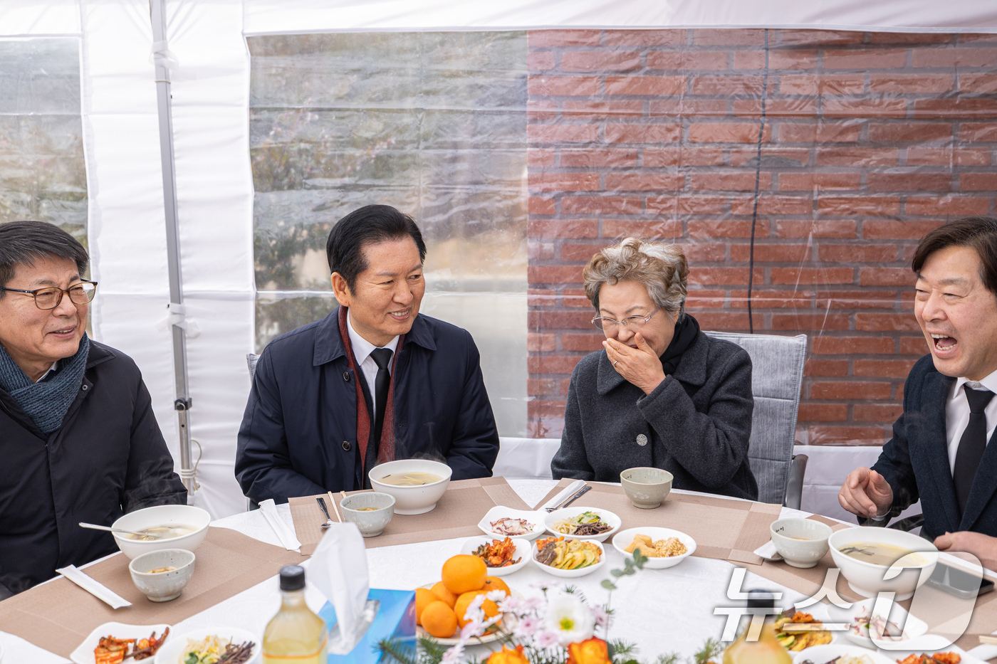 (서울=뉴스1) 유승관 기자 = 정청래 더불어민주당 대표를 비롯한 지도부가 1일 오후 경남 김해 진영읍 봉하마을을 찾아 고 노무현 전 대통령 묘역을 참배한 후 권양숙 여사와 떡국을 …