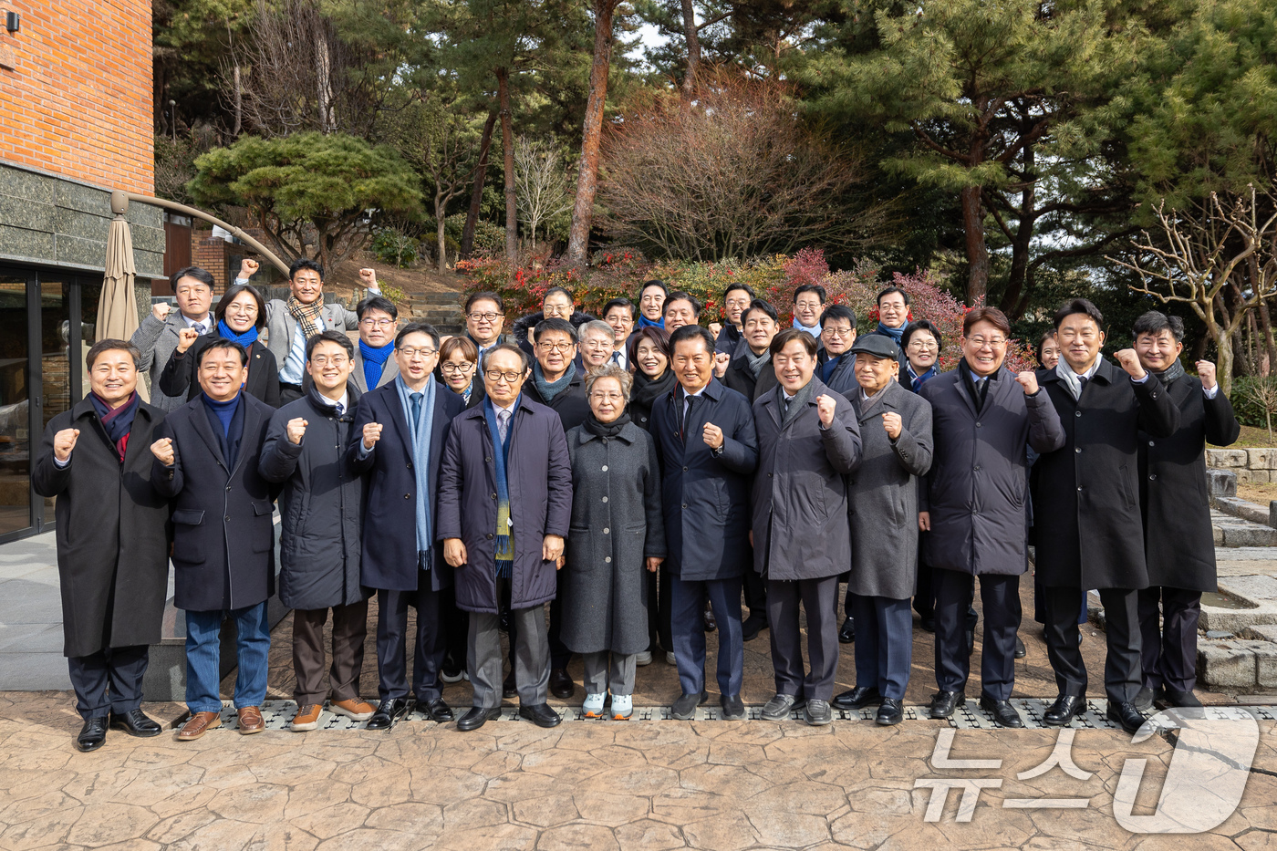 (서울=뉴스1) 유승관 기자 = 정청래 더불어민주당 대표가 1일 오후 경남 김해 진영읍 봉하마을을 찾아 고 노무현 전 대통령 묘역을 참배한 후 권양숙 여사와 만나 기념 촬영을 하고 …