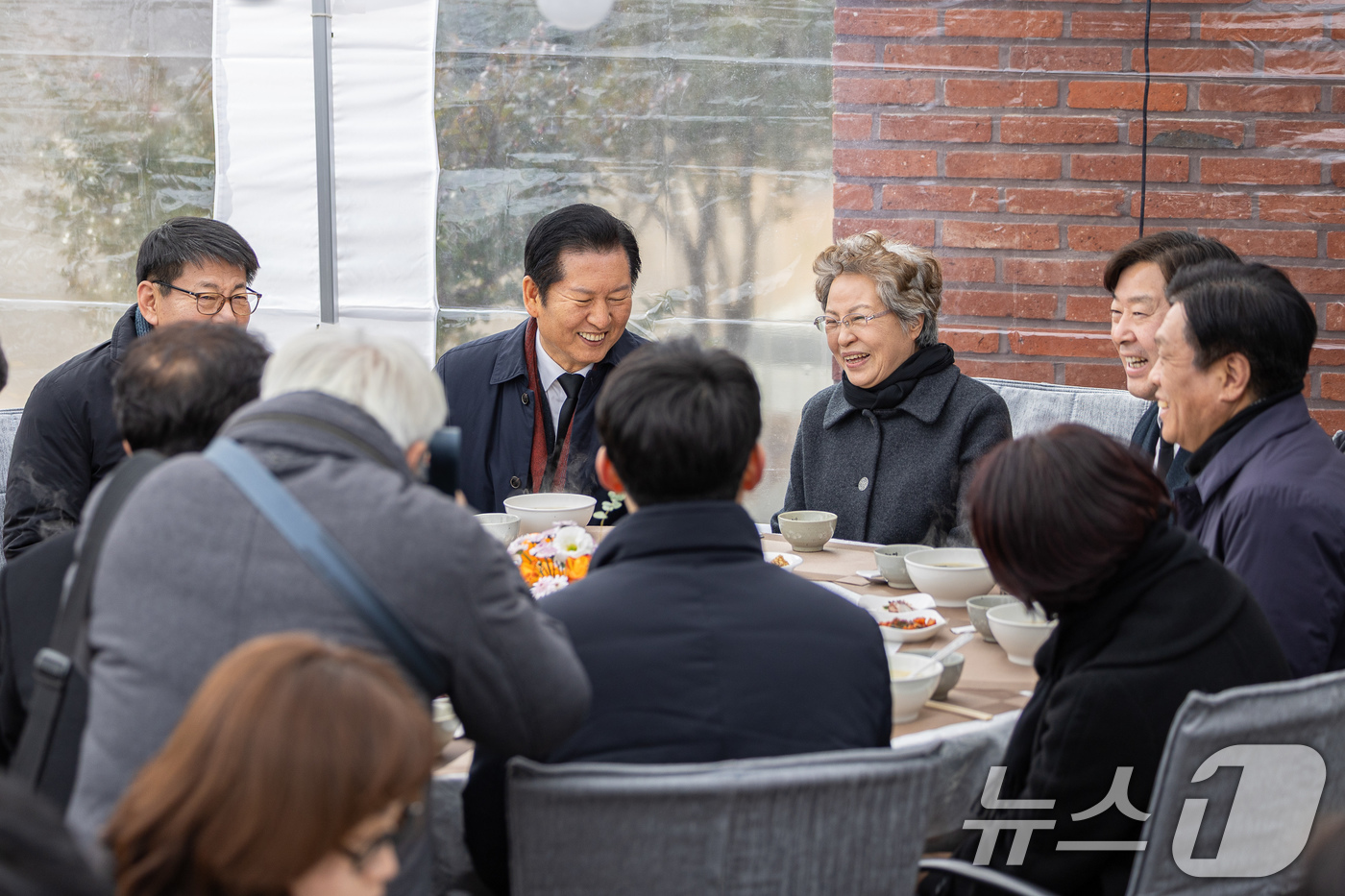 (서울=뉴스1) 유승관 기자 = 정청래 더불어민주당 대표를 비롯한 지도부가 1일 오후 경남 김해 진영읍 봉하마을을 찾아 고 노무현 전 대통령 묘역을 참배한 후 권양숙 여사와 떡국을 …