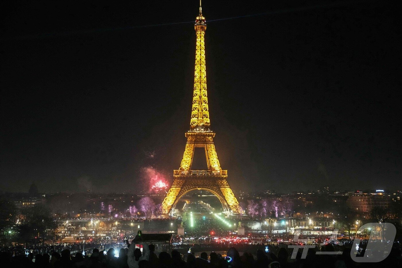 본문 이미지 - 프랑스 파리 에펠탑의 새해맞이 행사. 2025.12.31 ⓒ AFP=뉴스1 ⓒ News1 이지예 객원기자