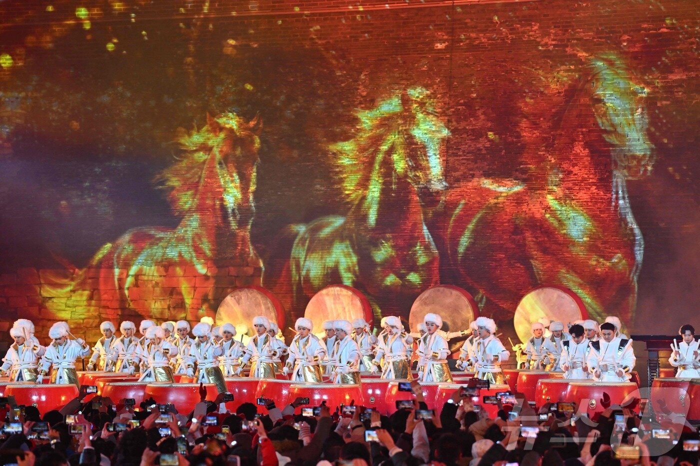 본문 이미지 - 중국 만리장성 거용관 앞의 새해 행사. 2026.01.01 ⓒ AFP=뉴스1 ⓒ News1 이지예 객원기자