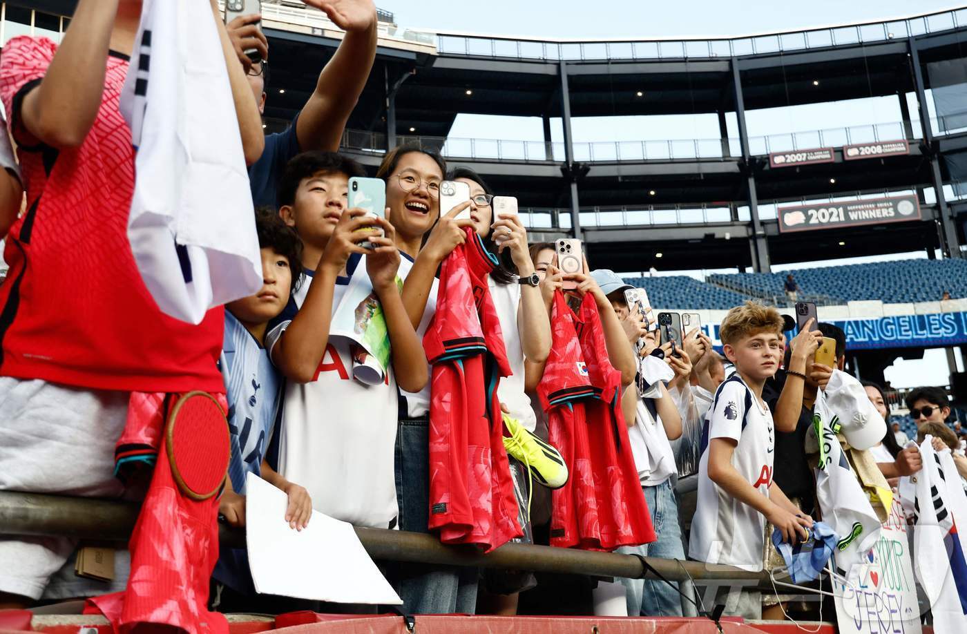 본문 이미지 - 손흥민을 응원하기 위해 모인 팬들 ⓒ AFP=뉴스1