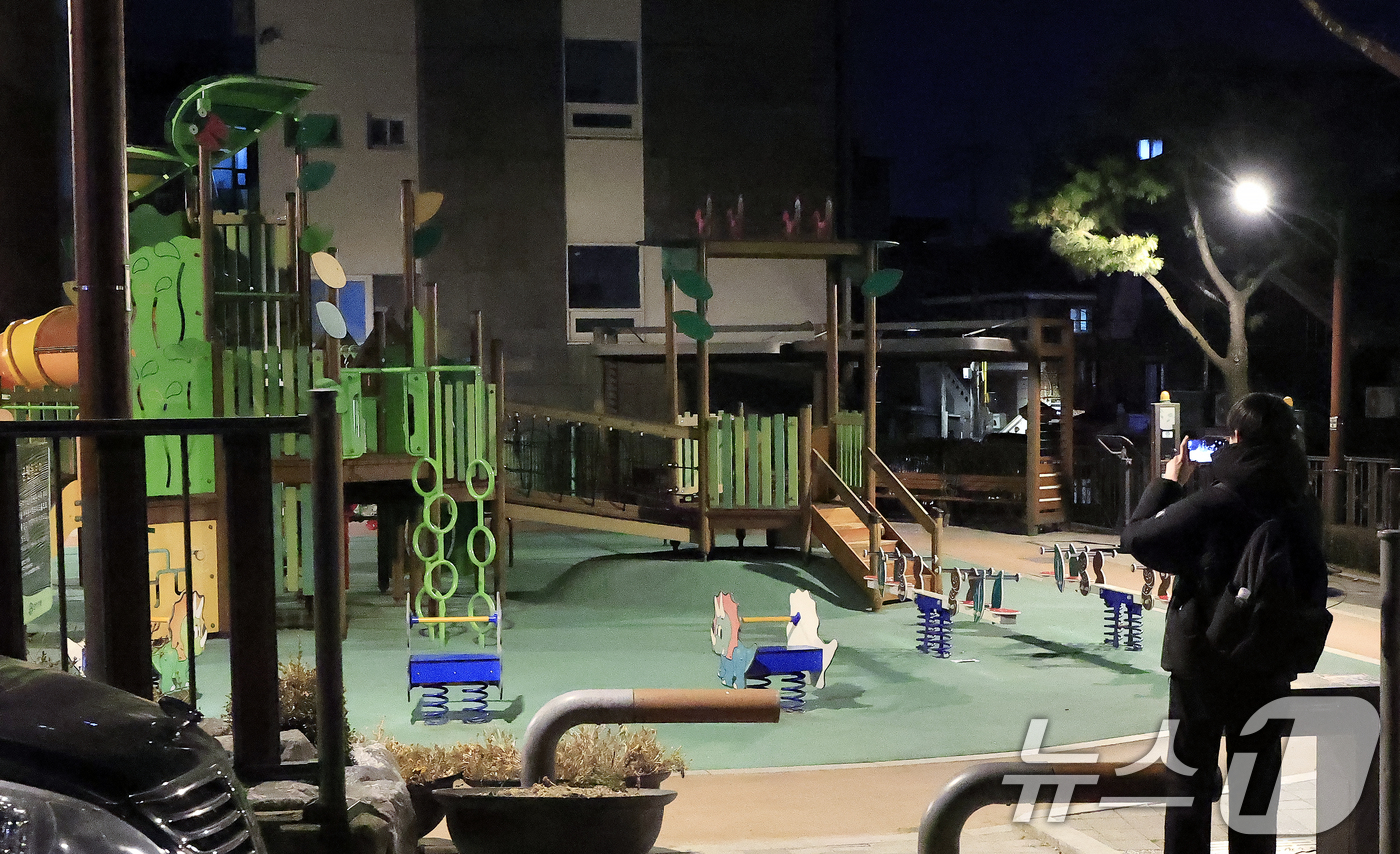 (서울=뉴스1) 박정호 기자 = 병오년(丙午年) 새해 첫날인 1일 서울시 관악구 무궁화어린이공원 입구에서 10대 남성이 흉기를 휘둘러 2명이 다치는 사건이 발생, 취재진이 현장을 …