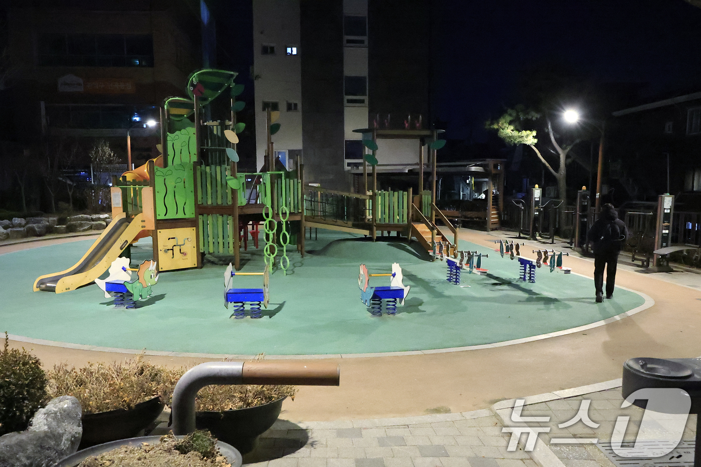 (서울=뉴스1) 박정호 기자 = 병오년(丙午年) 새해 첫날인 1일 서울시 관악구 무궁화어린이공원 입구에서 10대 남성이 흉기를 휘둘러 2명이 다치는 사건이 발생, 취재진이 현장을 …