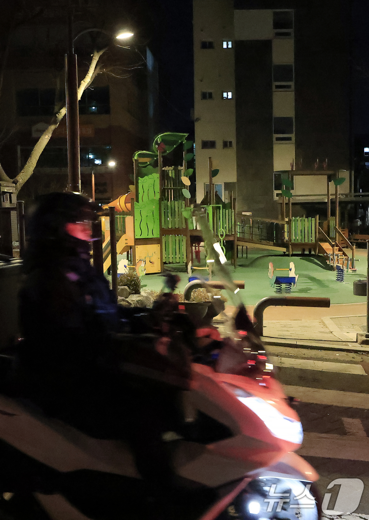 (서울=뉴스1) 박정호 기자 = 병오년(丙午年) 새해 첫날인 1일 서울시 관악구 무궁화어린이공원 입구에서 10대 남성이 흉기를 휘둘러 2명이 다치는 사건이 발생했다. A 군은 이날 …