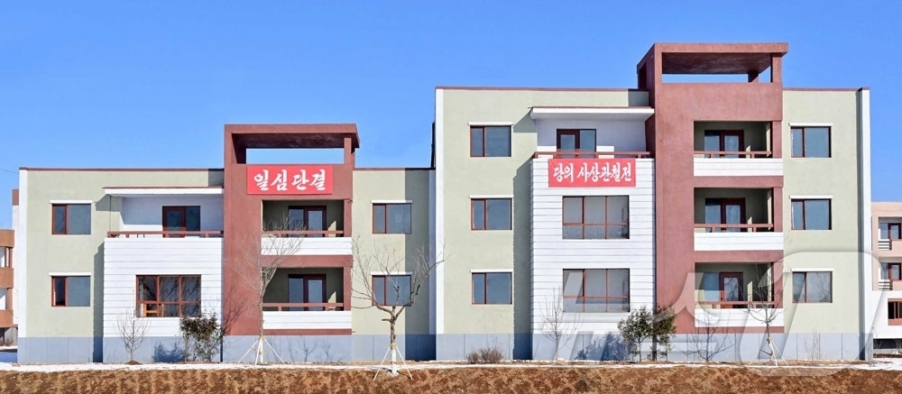 (평양 노동신문=뉴스1) = 북한 노동당 기관지 노동신문은 10일 평원군 삼봉리, 안주시 연풍리에 살림집(주택) 입사(입주)모임이 진행됐다고 보도했다. [국내에서만 사용가능. 재배 …