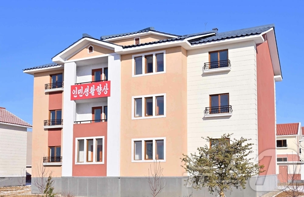 (평양 노동신문=뉴스1) = 북한 노동당 기관지 노동신문은 10일 평원군 삼봉리, 안주시 연풍리에 살림집(주택) 입사(입주)모임이 진행됐다고 보도했다. [국내에서만 사용가능. 재배 …