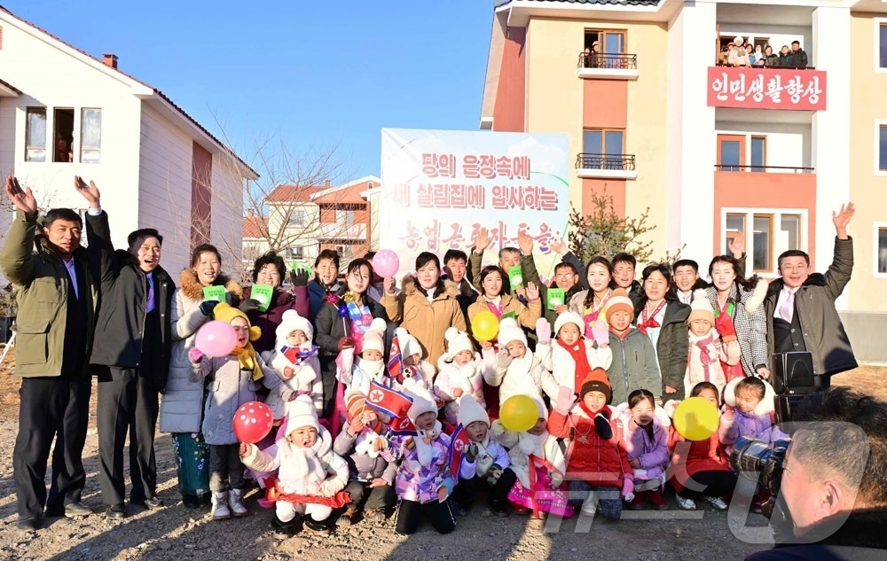 (평양 노동신문=뉴스1) = 북한 노동당 기관지 노동신문은 10일 평원군 삼봉리, 안주시 연풍리에 살림집(주택) 입사(입주)모임이 진행됐다고 보도했다. [국내에서만 사용가능. 재배 …