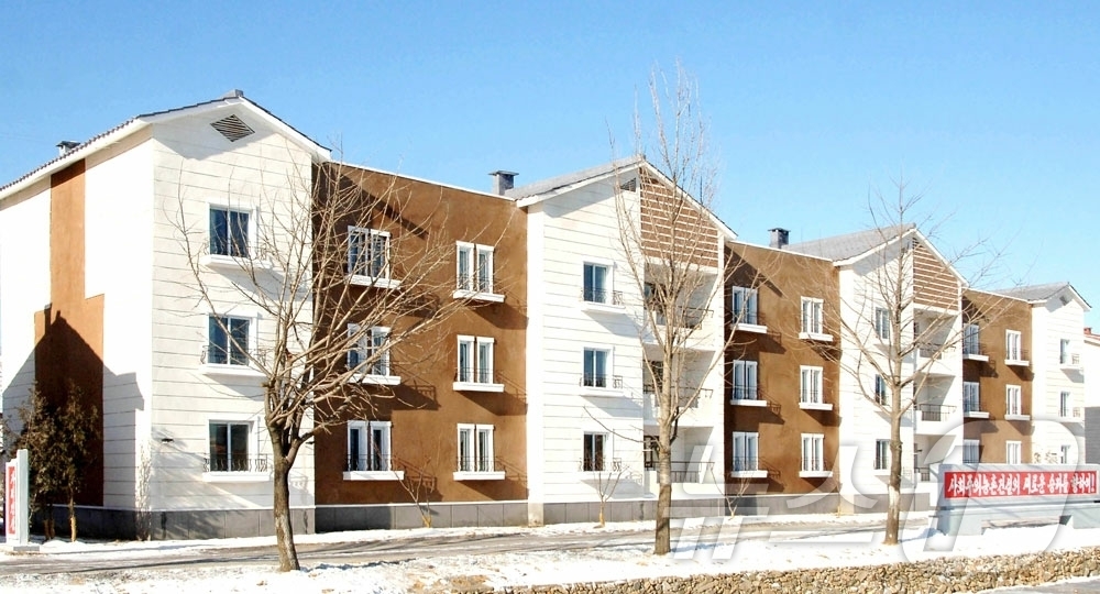 (평양 노동신문=뉴스1) = 북한 노동당 기관지 노동신문은 10일 평원군 삼봉리, 안주시 연풍리에 살림집(주택) 입사(입주)모임이 진행됐다고 보도했다. [국내에서만 사용가능. 재배 …