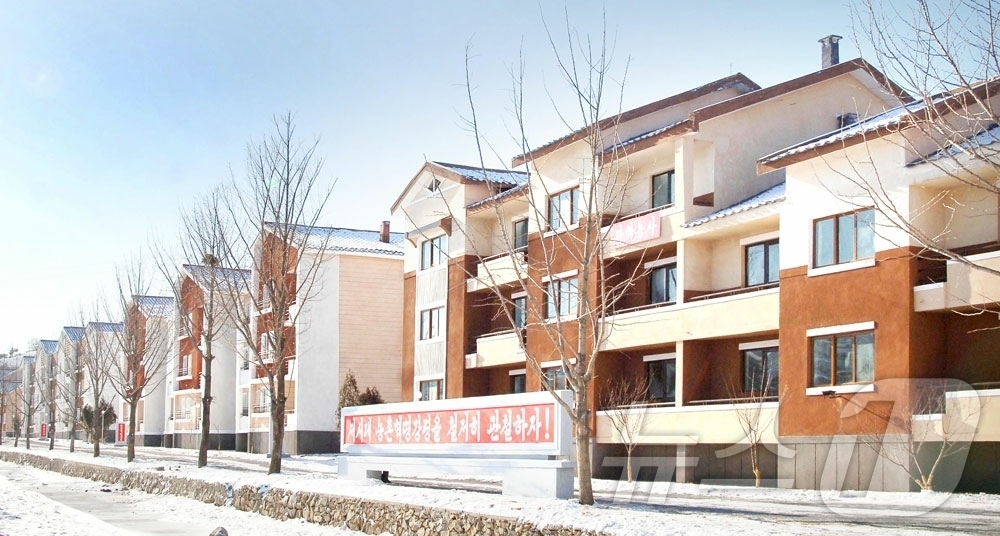 (평양 노동신문=뉴스1) = 북한 노동당 기관지 노동신문은 10일 평원군 삼봉리, 안주시 연풍리에 살림집(주택) 입사(입주)모임이 진행됐다고 보도했다. [국내에서만 사용가능. 재배 …