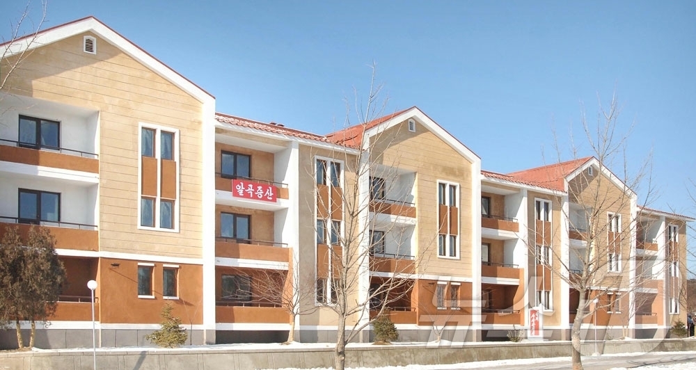 (평양 노동신문=뉴스1) = 북한 노동당 기관지 노동신문은 10일 평원군 삼봉리, 안주시 연풍리에 살림집(주택) 입사(입주)모임이 진행됐다고 보도했다. [국내에서만 사용가능. 재배 …