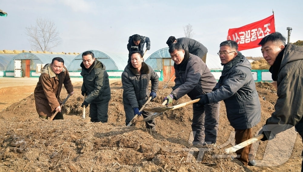 (평양 노동신문=뉴스1) = 북한 노동당 기관지 노동신문은 10일 "제9차 대회를 자랑찬 노력적 성과로 맞이할 온 나라 인민의 혁명적열의가 날로 격앙되고 있는 속에 성, 중앙기관 …