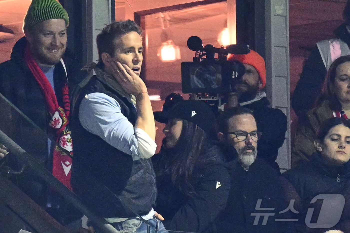 본문 이미지 - 렉섬 구단주 라이언 레이놀즈가 10일(한국시간) 영국 렉섬에서 열린 2025-26 잉글랜드 FA컵 3라운드(64강) 렉섬-노팅엄 포레스트전을 관전하고 있다. ⓒ AFP=뉴스1