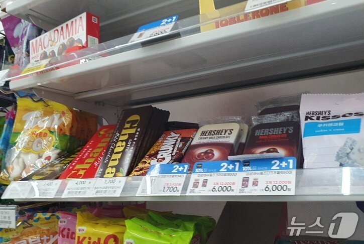 본문 이미지 - FIS식품산업통계정보에 따르면 미국 뉴욕 상품거래소에서 거래되는 코코아 선물 가격은 8일 기준 톤(t)당 6077.00달러를 기록했다. 서울의 한 편의점에 진열된 초콜릿. 2026.1.10/뉴스1 ⓒ News1 김명신 기자