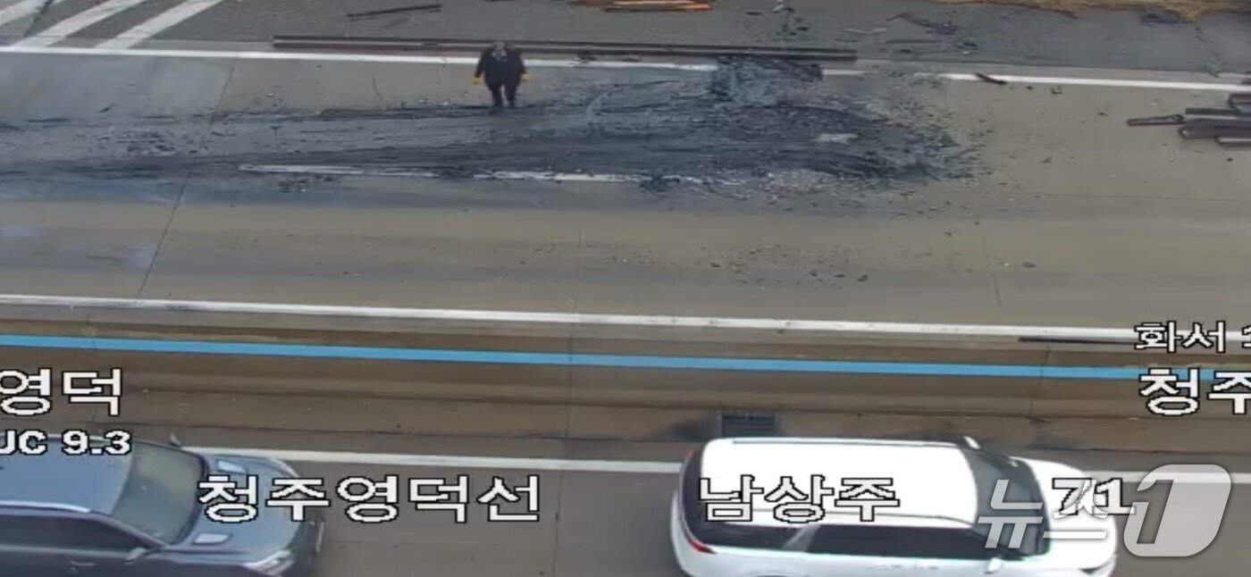 본문 이미지 - 10일 오전 서산영덕고속도로 남상주 부근에서 발생한 다중 추돌 사고 현장을 관계 당국이 수습 중이다(한국도로공사 갈무리. 재판매 및 DB금지)