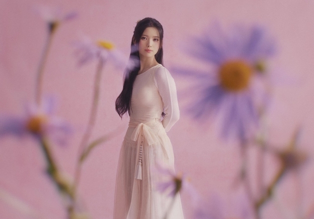 JYP 이송현, 데뷔 본격화…한국무용 전공다운 몽환미