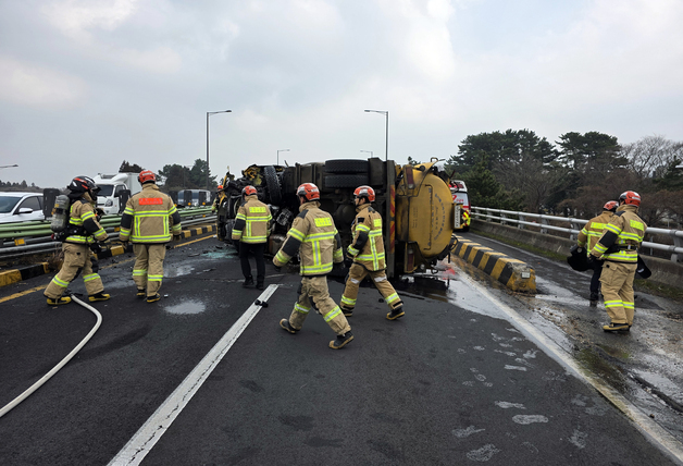 제주 평화로서 음식물 쓰레기 수거차 전도…2명 다쳐