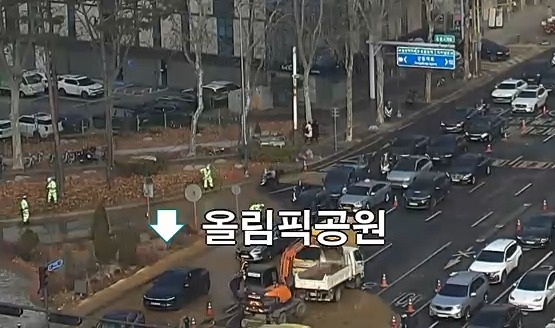 서울 둔촌사거리 상수도관 누수로 교통 혼잡…수도사업소 복구 작업