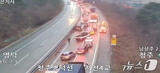 본문 이미지 - 10일 오전 서산영덕고속도로 남상주 부근에서 다중 추돌 사고가 발생해 운전자 등 5명이 숨졌다.(한국도로공사 갈무리. 재판매 및 DB금지)