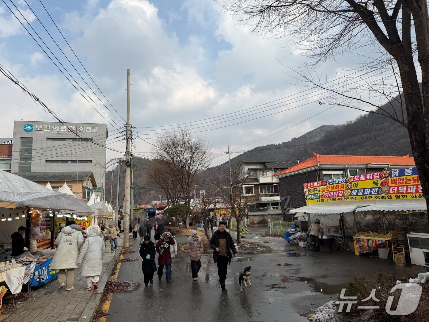 본문 이미지 - '2026 얼음나라 화천산천어축제' 첫날인 10일 화천군 화천읍 산천어축제장 인근 먹거리 판매장으로 발길을 옮기는 관광객들. 2026.1.10 한귀섭 기자