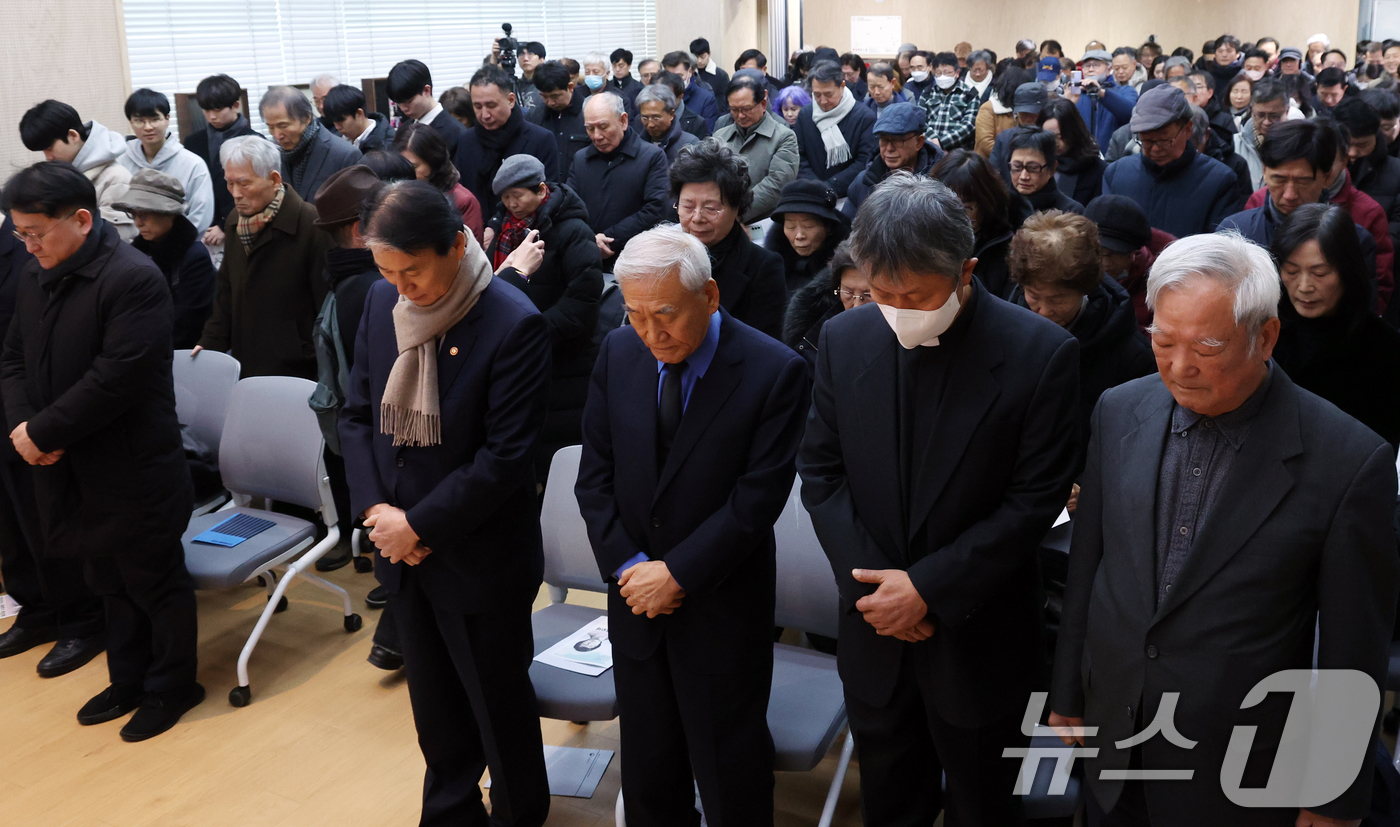 (서울=뉴스1) 김명섭 기자 = 권오을 국가보훈부 장관, 이재오 민주화운동기념사업회 이사장 등 참석자들이 10일 서울 용산구 남영동 민주화운동기념관(엣 남영동 대공분실)에서 열린 …