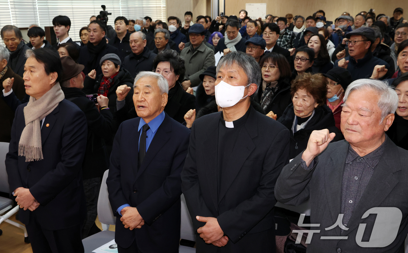 (서울=뉴스1) 김명섭 기자 = 권오을 국가보훈부 장관, 이재오 민주화운동기념사업회 이사장 등 참석자들이  10일 서울 용산구 남영동 민주화운동기념관(엣 남영동 대공분실)에서 열린 …