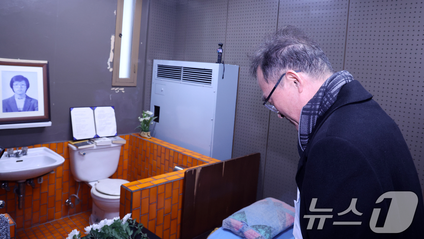 (서울=뉴스1) 김명섭 기자 = 문무일 전 검찰총장이 10일 서울 용산구 남영동 민주화운동기념관(엣 남영동 대공분실)에서 열린 박종철 열사 39주기 추모제에서 헌화를 하고 있다.박 …