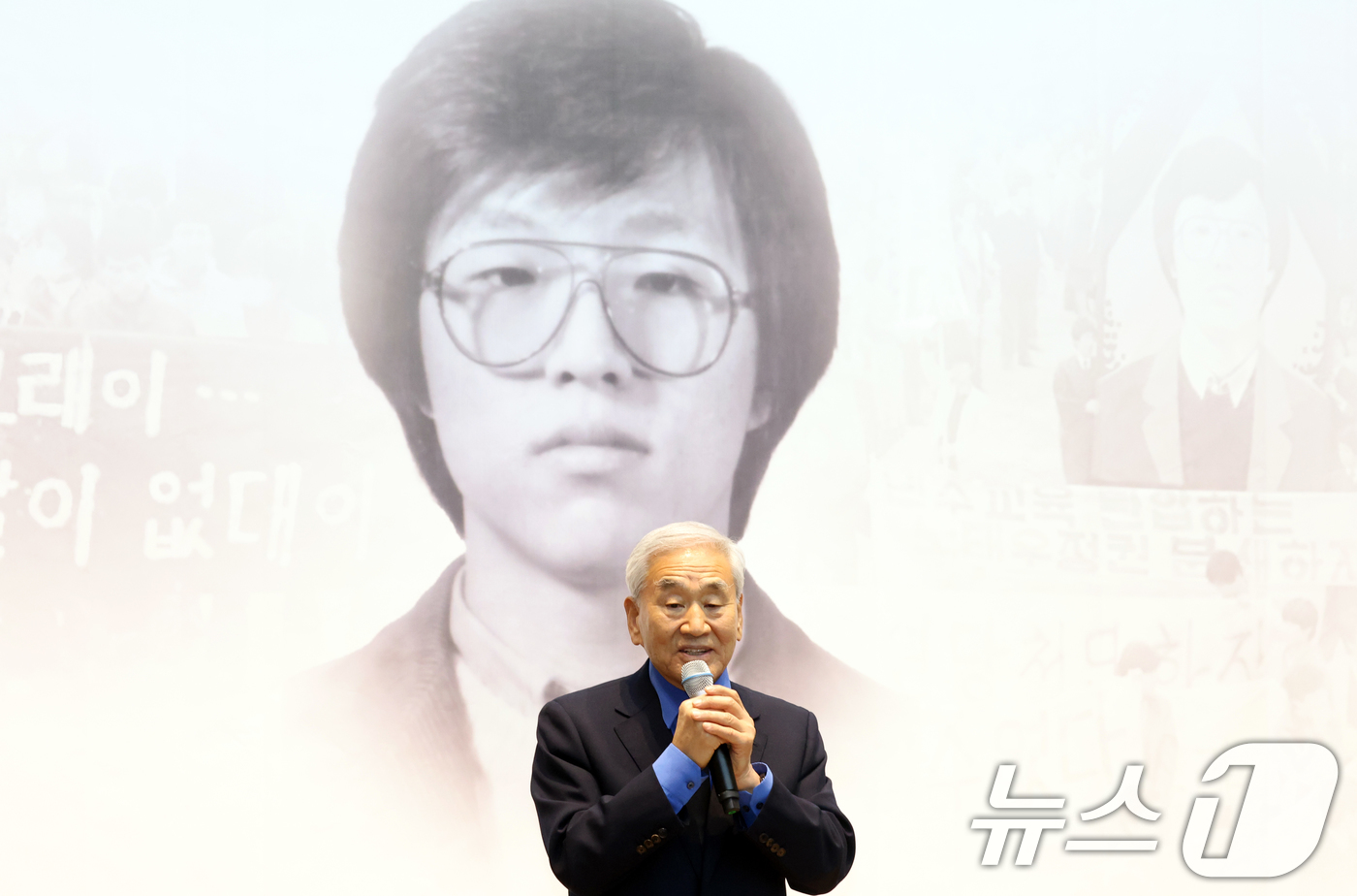 (서울=뉴스1) 김명섭 기자 = 이재오 민주화운동기념사업회 이사장이  10일 서울 용산구 남영동 민주화운동기념관(엣 남영동 대공분실)에서 열린 박종철 열사 39주기 추모제에서 추모 …