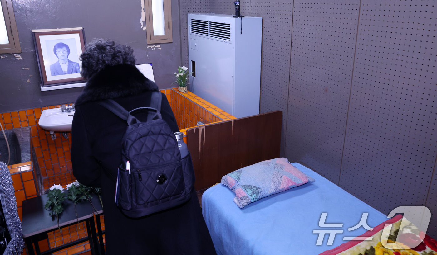 (서울=뉴스1) 김명섭 기자 = 10일 서울 용산구 남영동 민주화운동기념관(엣 남영동 대공분실)에서 열린 박종철 열사 39주기 추모제에서 지인들이 헌화를 하고 있다.박종철 열사는 …