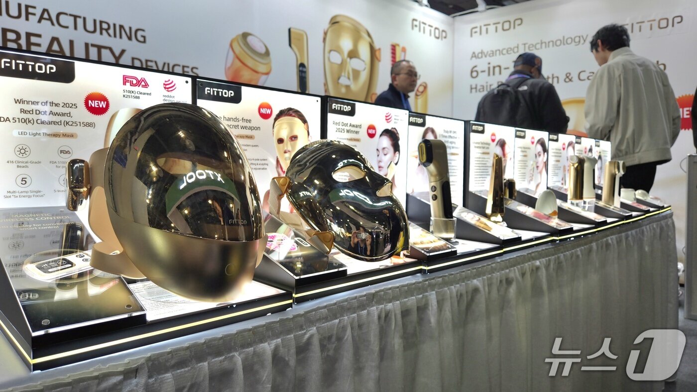 본문 이미지 - 중국 뷰티테크 기업 '핏톱'이 CES 2026에서 선보인 뷰티 기기 2026.1.8 ⓒ뉴스1 이정후 기자