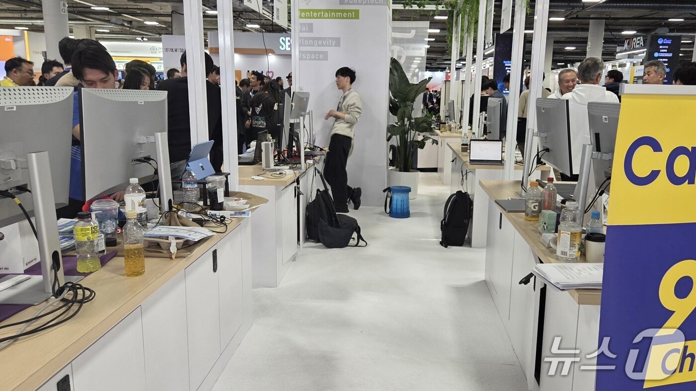 본문 이미지 - CES 2026 유레카파크에 마련된 일본 스타트업 국가전시관의 모습. 참가 기업 관계자들이 짐을 놓는 부스 뒷편에도 의자는 찾아볼 수 없었다. 2026.1.8 ⓒ뉴스1 이정후 기자