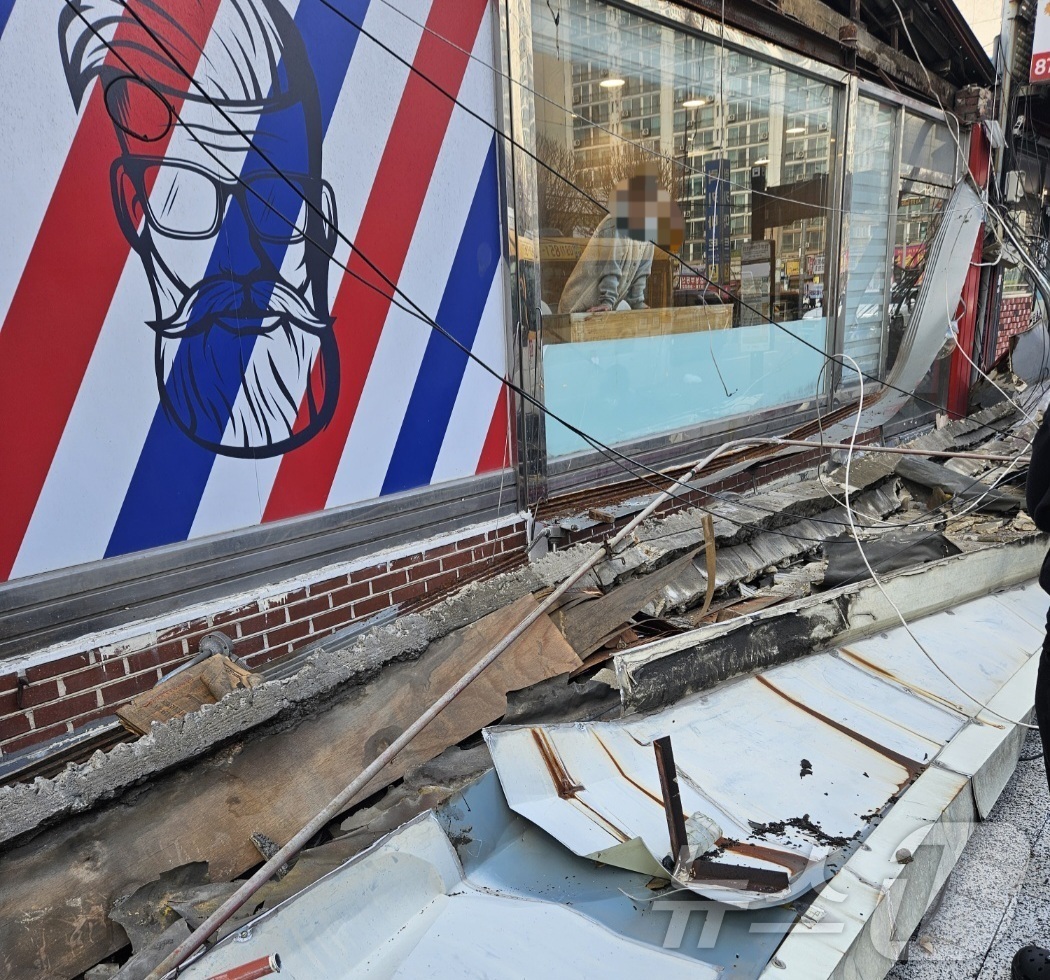 (의정부=뉴스1) 양희문 기자 = 10일 오후 2시 21분께 경기 의정부시 호원동 한 거리에서 행인이 간판에 깔려 숨지는 사고가 발생했다. 당시 의정부 지역은 강풍주의보가 발효된 …