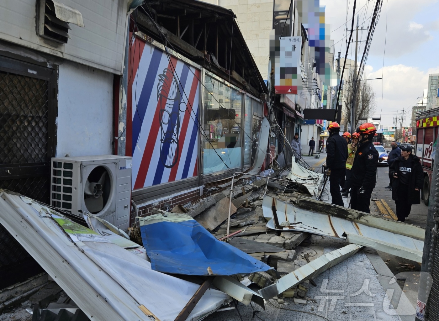 (의정부=뉴스1) 양희문 기자 = 10일 오후 2시 21분께 경기 의정부시 호원동 한 거리에서 행인이 간판에 깔려 숨지는 사고가 발생했다. 당시 의정부 지역은 강풍주의보가 발효된 …