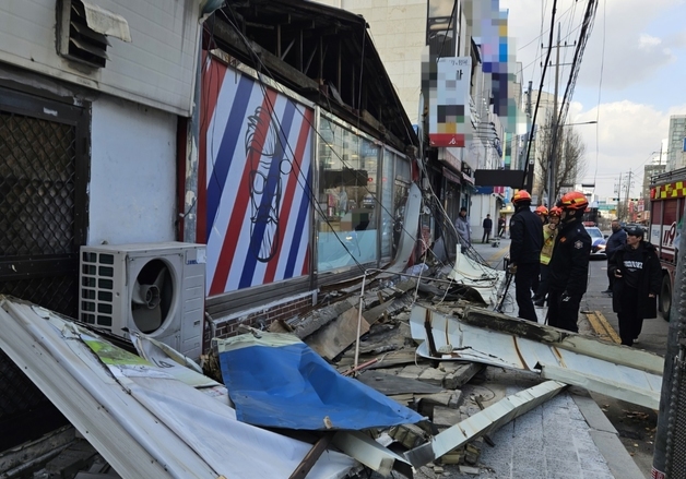 간판 떨어져 행인 숨지고 대형 산불까지…전국 곳곳 강풍 피해(종합)