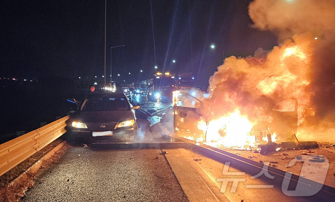 (상주=뉴스1) 이성덕 기자 = 10일 서산영덕고속도로 경북 구간에서 다중 추돌 사고가 발생해 5명이 숨지고 8명이 다쳤다. 사진은 추돌 사고로 승용차가 불에 타고 있는 모습.(경 …