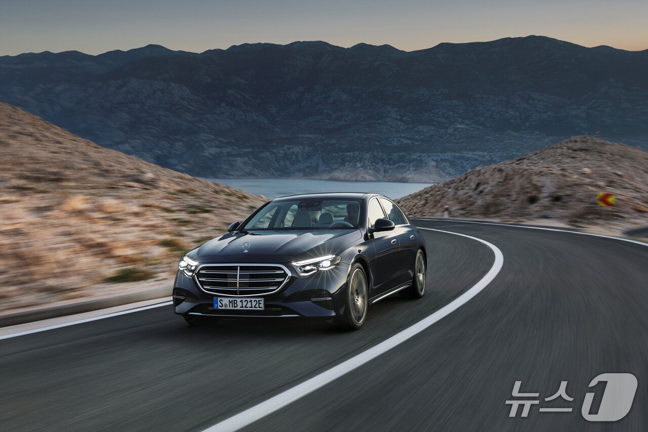 본문 이미지 - 메르세데스-벤츠 준대형 세단 'E 200'2026년형 모델 모습(자료사진. 메르세데스-벤츠 코리아 제공).