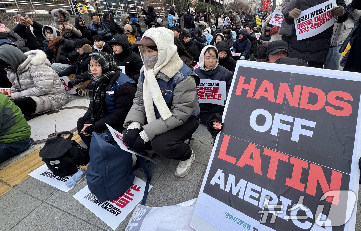 (서울=뉴스1) 김명섭 기자 = 10일 서울 종로구 세종대로에서 트럼프위협저지공동행동 참가자들이 베네수엘라 침공 미국 규탄 집회를 하고 있다. 2026.1.10/뉴스1