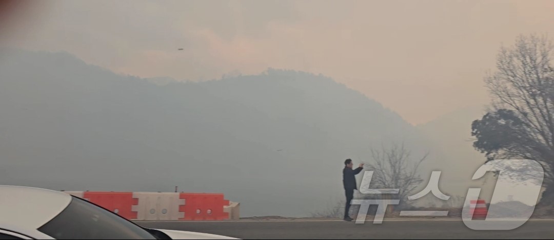 (의성=뉴스1) 이성덕 기자 = 10일 오후 3시 14분쯤 경북 의성군 의성읍 비봉리의 한 야산에서 불이 나 당국이 진화하고 있다.(독자 제공.재판매 및 DB 금지)2026.1.1 …