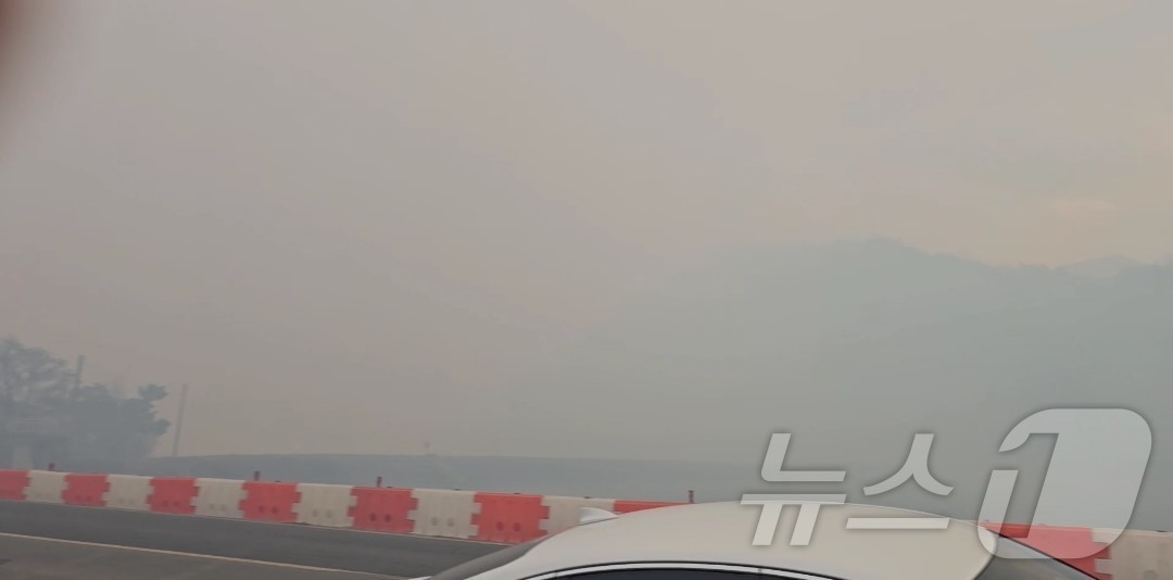 (의성=뉴스1) 이성덕 기자 = 10일 오후 3시 14분쯤 경북 의성군 의성읍 비봉리의 한 야산에서 불이 나 당국이 진화하고 있다.(독자 제공.재판매 및 DB 금지)2026.1.1 …