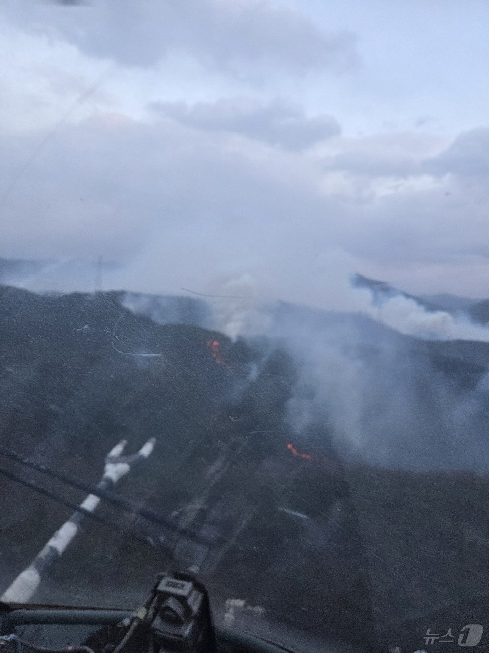 (의성=뉴스1) 남승렬 기자 = 10일 오후 3시 14분쯤 경북 의성군 의성읍 비봉리의 한 야산에서 대형 산불이 발생해 연기가 확산하고 있다. (경북소방안전본부 제공. 재판매 및 …