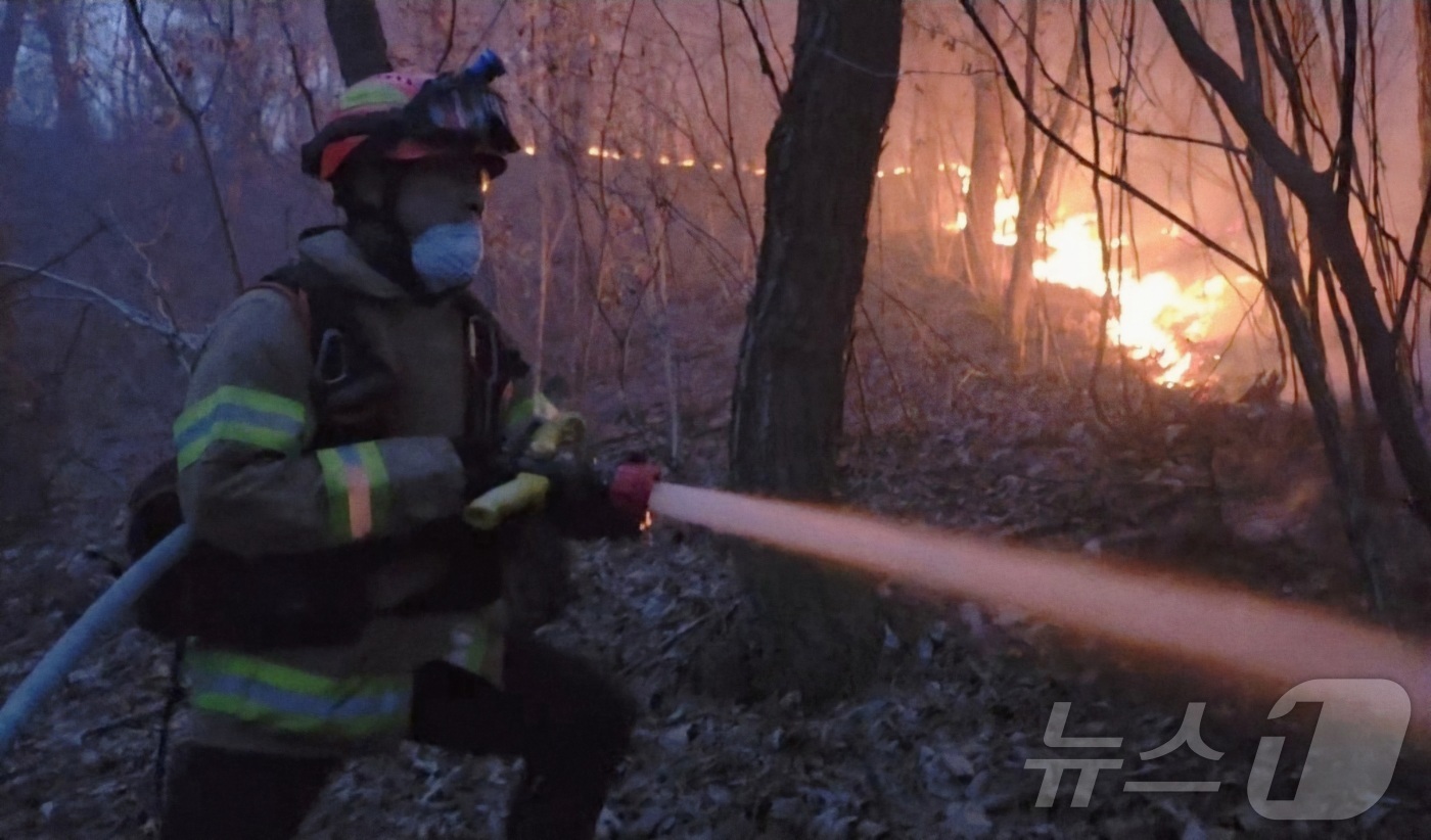 (의성=뉴스1) 남승렬 기자 = 10일 오후 3시 14분쯤 경북 의성군 의성읍 비봉리의 한 야산에서 대형 산불이 발생해 소방 당국이 대응2단계를 발령하고 진화에 나서고 있다. (경 …